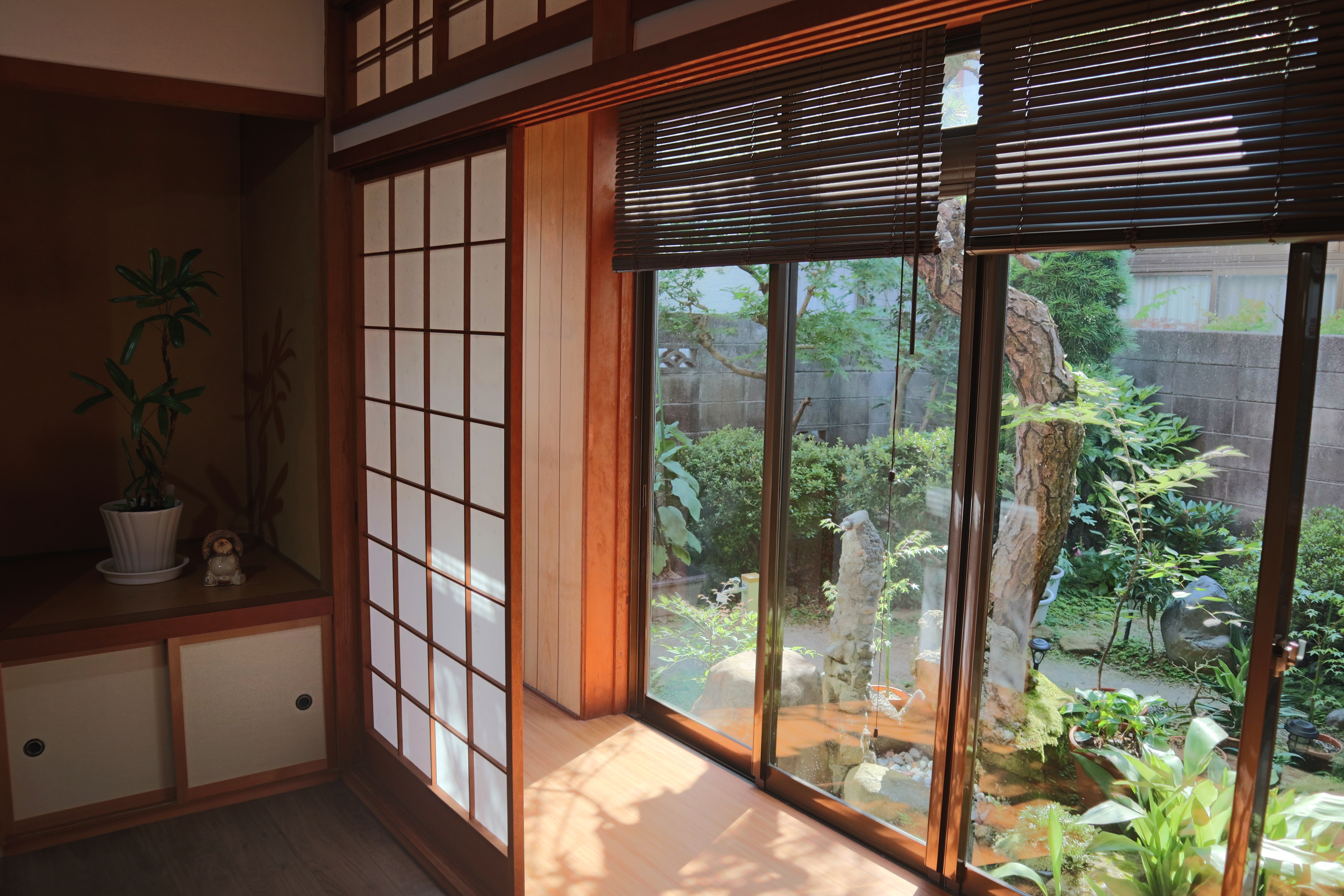 部屋から中庭への眺め